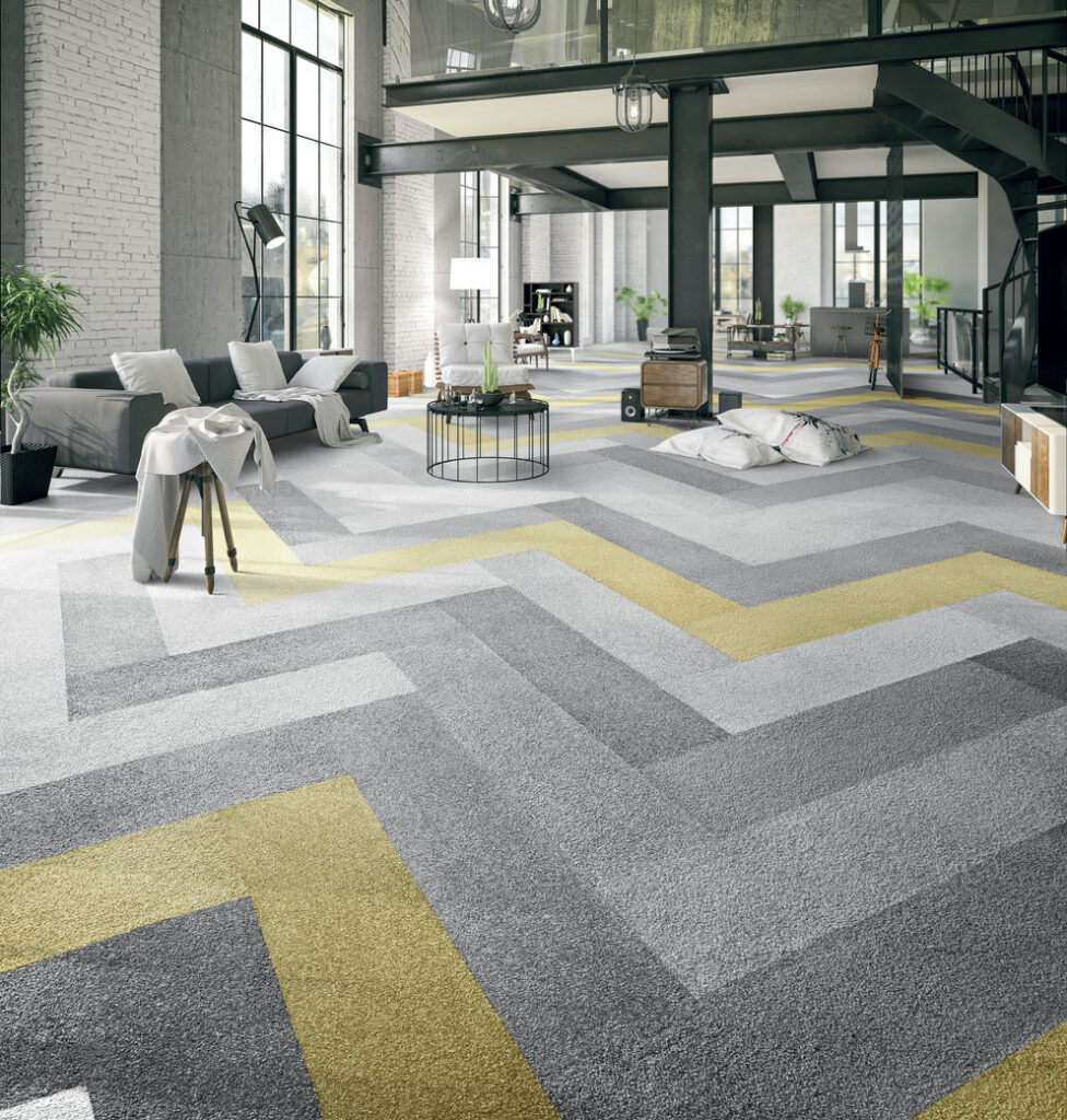 Ein Wohnzimmer mit gelbem und grauem Teppichboden. T&K WOHNSTDIO - Raumausstattung, Bodenbeläge, Vinylboden, Parkett, Gardinen - Saarburger Straße 25, 67071 Ludwigshafen