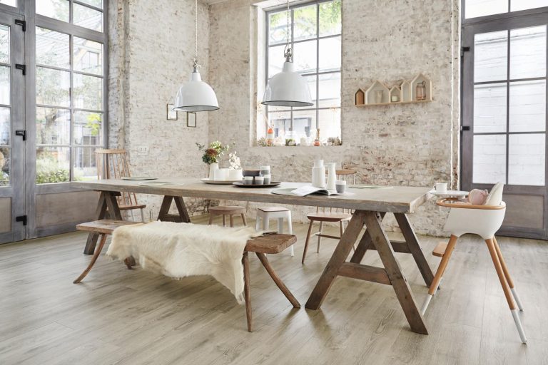 Ein Esszimmer mit einem Holztisch und Stühlen. T&K WOHNSTDIO - Raumausstattung, Bodenbeläge, Vinylboden, Parkett, Gardinen - Saarburger Straße 25, 67071 Ludwigshafen