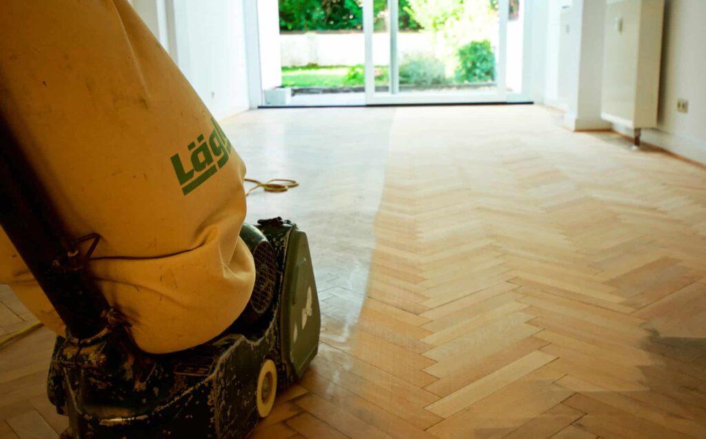 Bild Parkettreparatur- Abschleifen eines Holzbodens verwendet. T&K WOHNSTDIO - Raumausstattung, Bodenbeläge, Vinylboden, Parkett, Gardinen - Saarburger Straße 25, 67071 Ludwigshafen