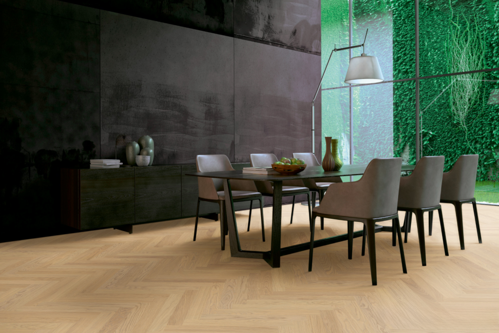 Ein modernes Esszimmer mit Parkettböden und grünen Wänden. T&K WOHNSTDIO - Raumausstattung, Bodenbeläge, Vinylboden, Parkett, Gardinen - Saarburger Straße 25, 67071 Ludwigshafen