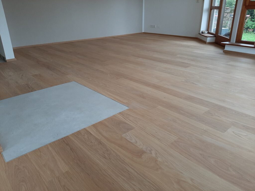 Bild Bodenverlegung schwimmende Verlegung in einem renovierten Raum mit verstreuten Holzböden und Bodenverlegungsmaterialien. T&K WOHNSTDIO - Raumausstattung, Bodenbeläge, Vinylboden, Parkett, Gardinen - Saarburger Straße 25, 67071 Ludwigshafen