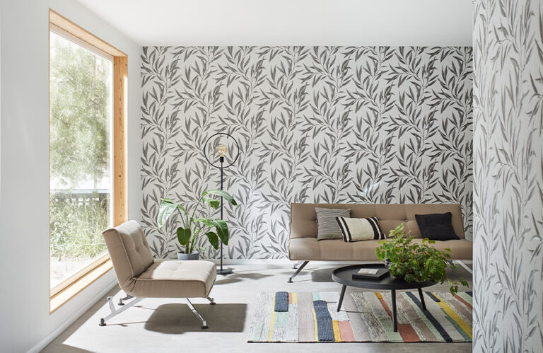 Bild Angebot erhalten Tapezierarbeiten. Modernes Wohnzimmer mit botanischer Tapete von Angebot, einem braunen Sofa und natürlichem Licht. T&K WOHNSTDIO - Raumausstattung, Bodenbeläge, Vinylboden, Parkett, Gardinen - Saarburger Straße 25, 67071 Ludwigshafen